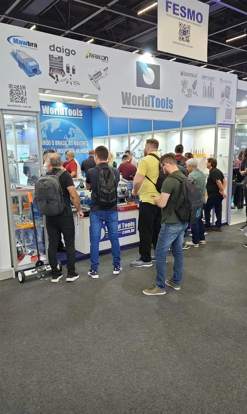 Corredor cheio de visitantes em frente ao estande da World Tools na Expomafe 2025