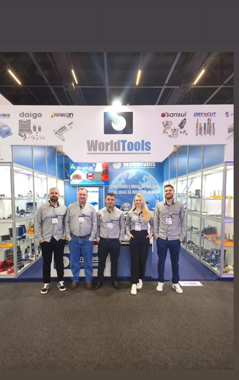 Equipe da World Tools perfilada em frente ao estande F064 na Expomafe 2025