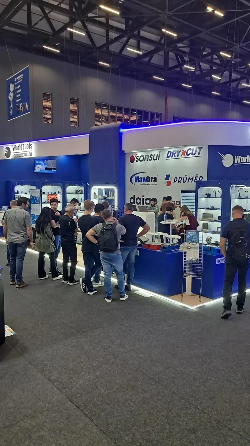 Corredor movimentado em frente ao estande da World Tools na Feimec 2026