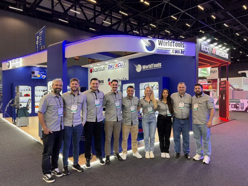 Equipe da World Tools com nove integrantes em frente ao estande G019 na Feimec 2026