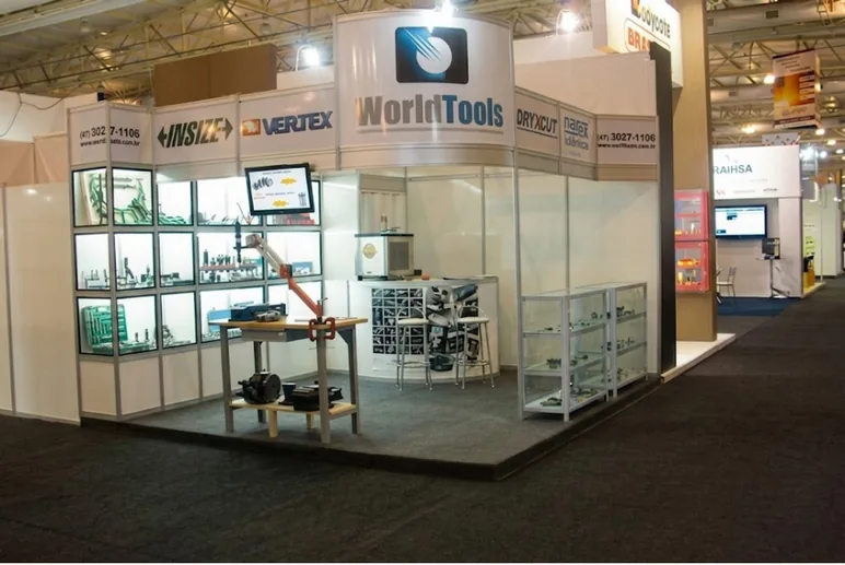 Estande de 16 metros quadrados da World Tools na FMU 2012, com vitrines de produtos