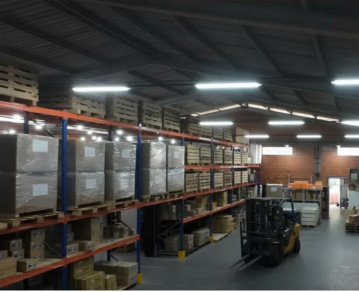 Estoque da World Tools em 2022, com porta-pallets carregados de caixas até o teto e empilhadeira no corredor do galpão