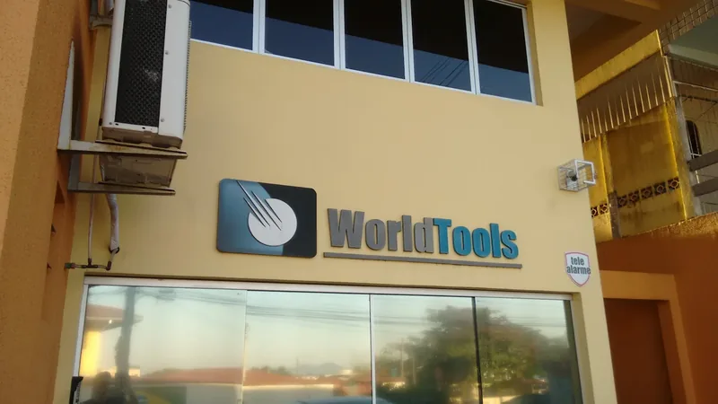 Placa da World Tools na fachada da primeira sede, na rua Tuiuti em Joinville