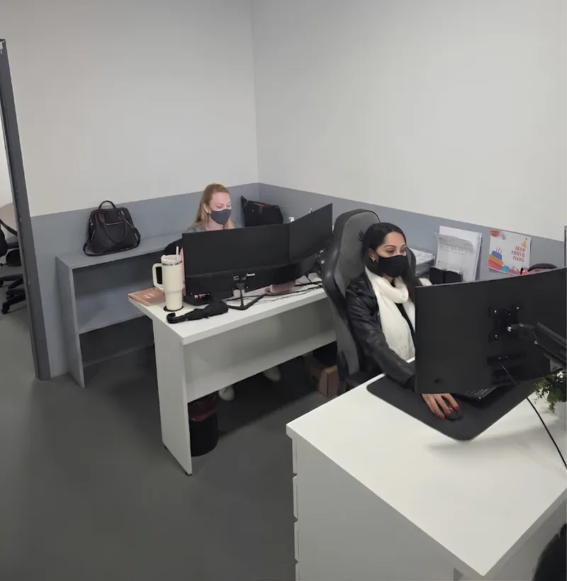 Equipe da World Tools trabalhando de máscara no escritório durante a pandemia, em 2020, com divisórias entre as mesas