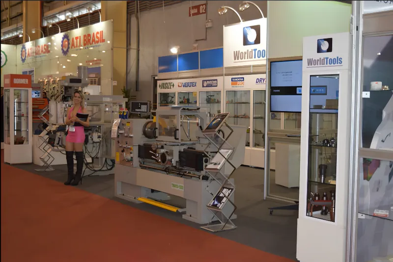 Máquinas em demonstração no corredor em frente ao estande da World Tools na Intermach 2015