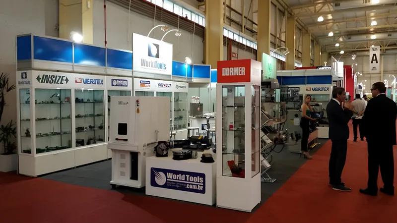 Vista panorâmica do estande da World Tools na Intermach 2015, com vitrines de ferramentas industriais