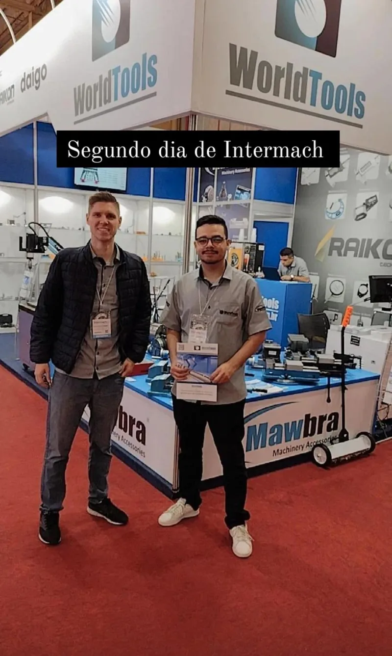 Dois integrantes da equipe World Tools no estande durante o segundo dia da Intermach 2023