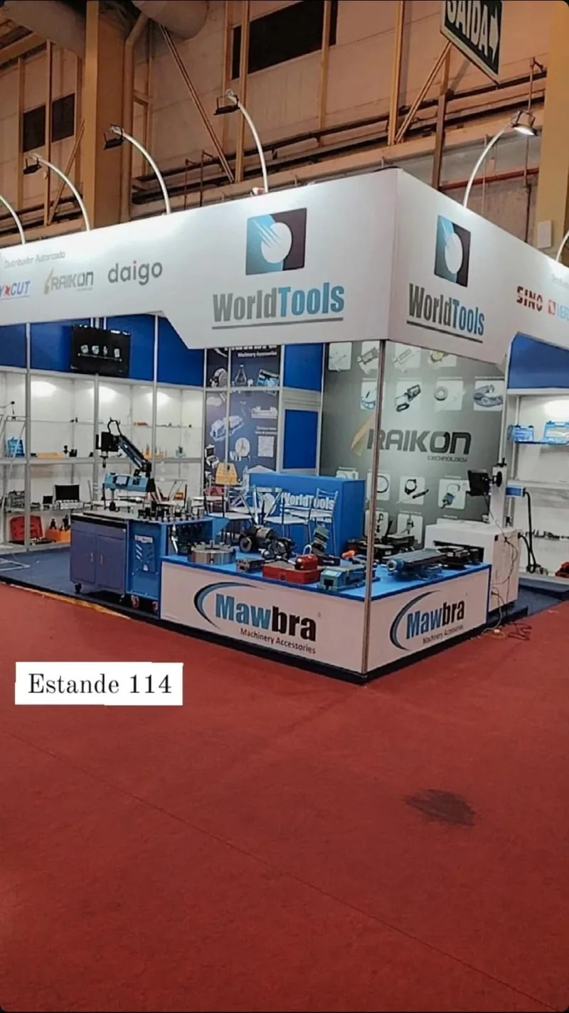 Estande 114 da World Tools na Intermach 2023, esquina com bancadas de demonstração e vitrines