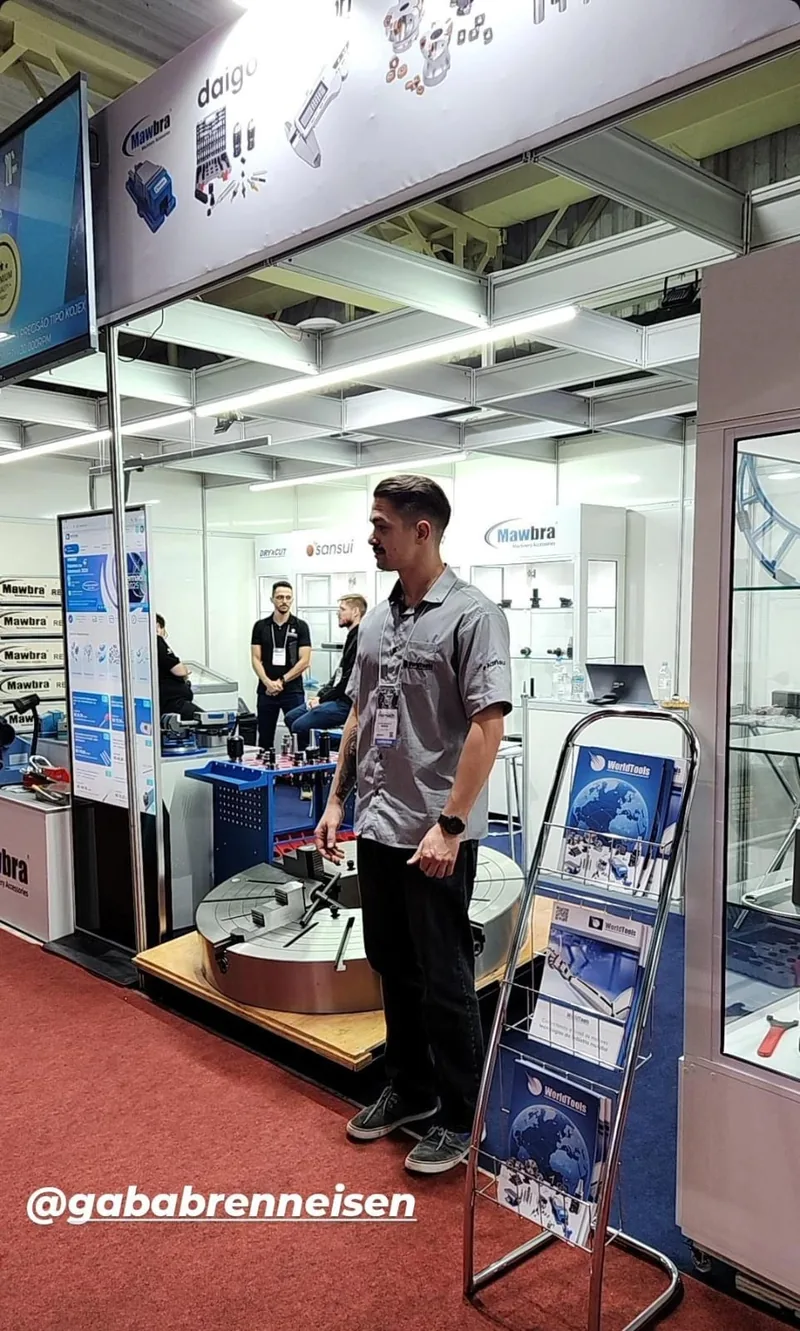 Estande da World Tools na Intermach 2025 com vitrines, bancadas e visitantes