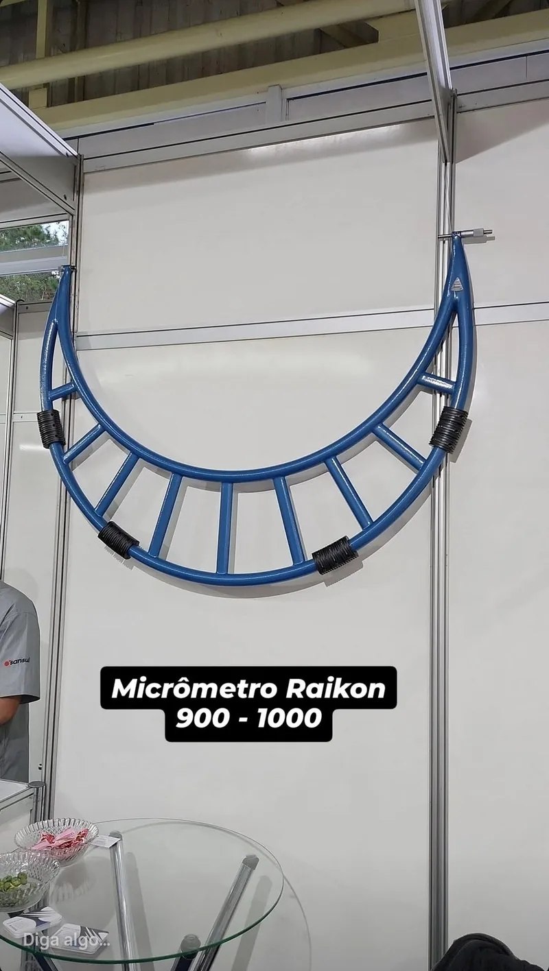 Micrômetro Raikon 900-1000 cenográfico gigante na parede do estande da World Tools na Intermach 2025