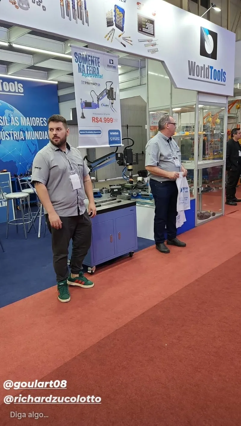 Banner de oferta exclusiva de feira da World Tools na Intermach 2025 ao lado do estande
