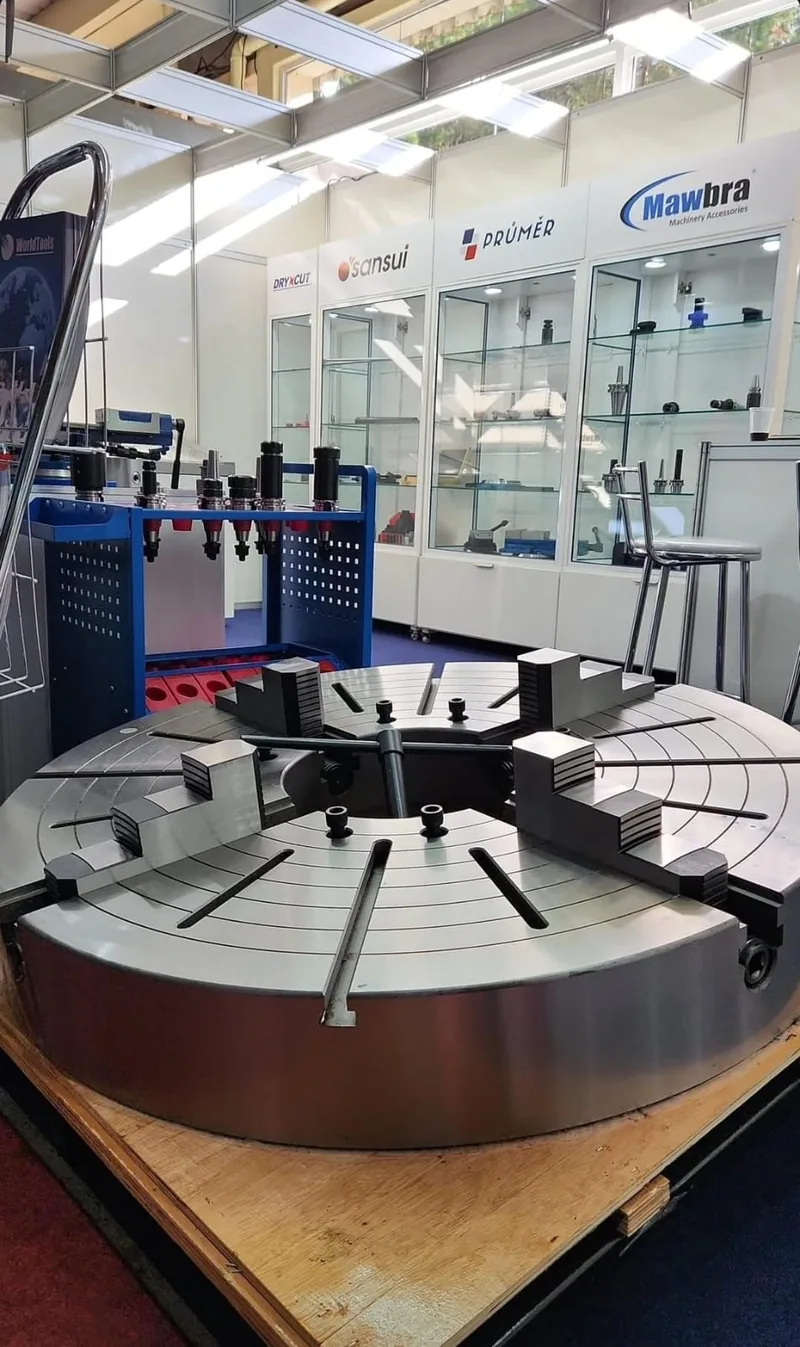 Placa de torno de quatro castanhas em escala gigante exposta no estande da World Tools na Intermach 2025